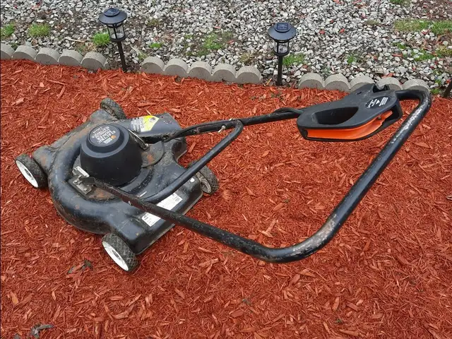 Black & Decker Electric Lawn Mower - Photo 2