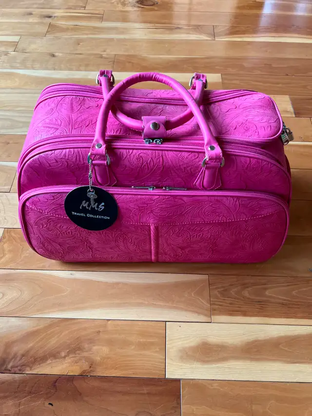 Beautiful Women's Pink Travel Bag BRAND NEW with Keys