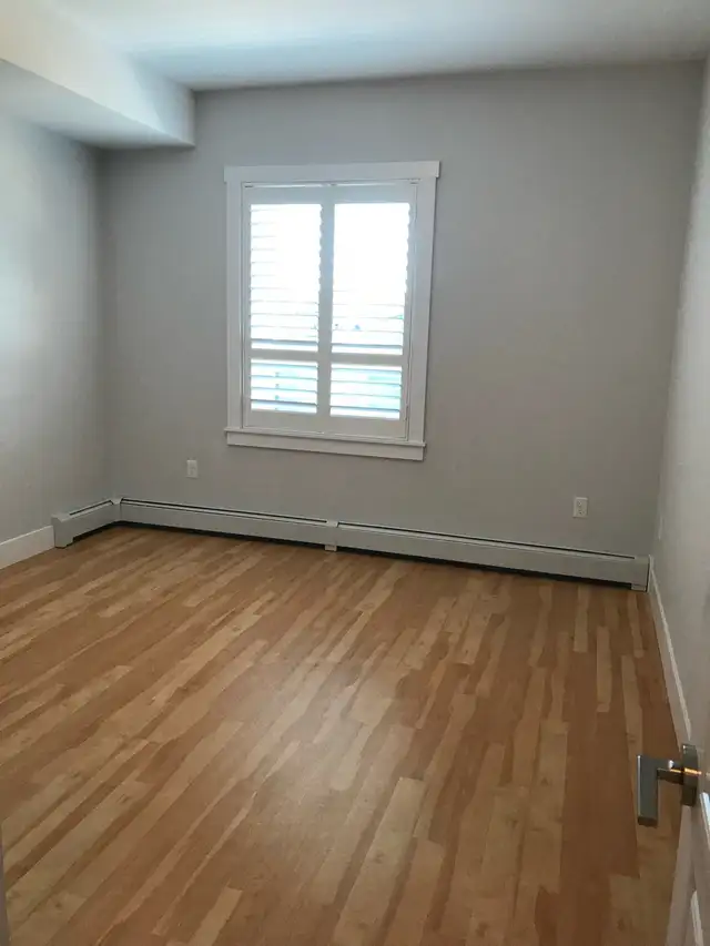 LUXOR ll - Two Bedroom   Den - Two Bathroom - May 1st - Photo 8
