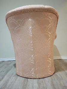 Gorgeous Wingback Chair in Excellent Condition - Photo 3