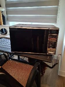 micro-onde à donné il fonctionne très bien  contacté Evelyne