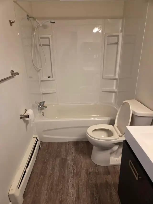 2 Bedroom Apartment In Highland Green RENOVATED UNIT!! - Photo 13