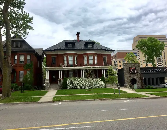 Two Bedroom (Furnished) - heat&water incl - month to month - Photo 5