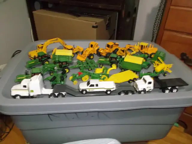 Die Cast Metal John Deere 1:64 Scale Farm & Intustrial Equipment