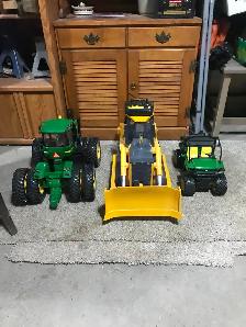 OFFICIAL JOHN DEERE TRACTORS AND GATOR RC LIKE NEW !