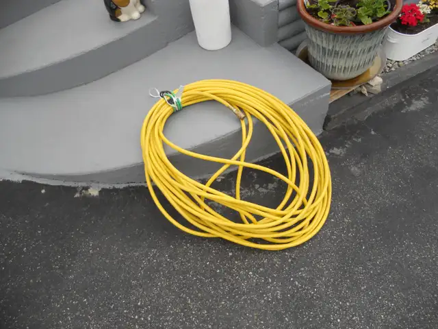 100 FOOT AIR HOSE WITH A BURST PRESSURE OF 800 PSI