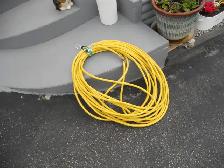 100 FOOT AIR HOSE WITH A BURST PRESSURE OF 800 PSI