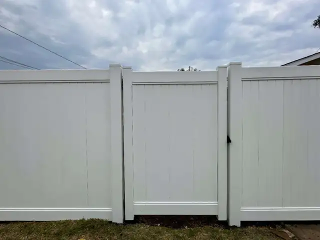 Premium Vinyl Fence - Photo 3