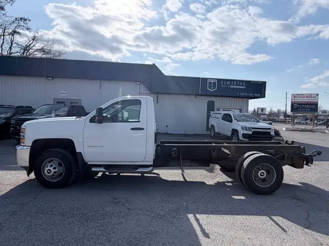 2017 Chevrolet Silverado 3500HD - Photo 3