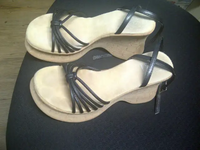 SANDALES CHICS ITALIENNES EN LIÈGE GRANDEUR 7 FEMME: $10.00