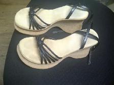 SANDALES CHICS ITALIENNES EN LIÈGE GRANDEUR 7 FEMME: $10.00