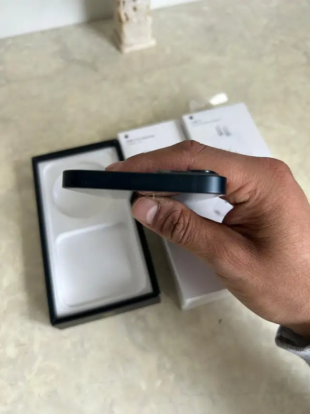 iPhone 13 128gb  80% battery Airpods/Fast Charger/Delivery - Photo 2