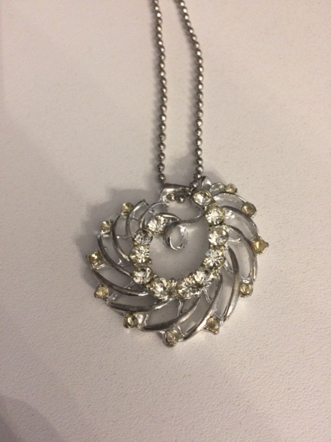 COLLIER BRELOQUE BRILLANTE FINIE ARGENT DE 2'DE LARGE $10.00