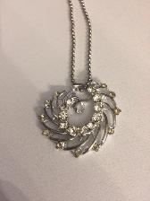 COLLIER BRELOQUE BRILLANTE FINIE ARGENT DE 2'DE LARGE $10.00