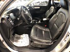 2019 Volvo XC40 MOMENTUM T5 AWD LEATHER PAN/ROOF B/SPOT CARPLAY - Photo 17