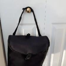 BEAU SAC À MAIN NOIR BRILLANT 11'HAUTx10'LARGEx4'ÉPAIS: $10.00 - Photo 3