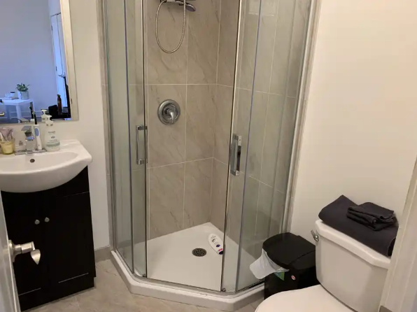 Fully furnished bedroom with private bathroom Sandy hills - Photo 2