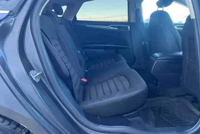 2018 Ford Fusion SE FWD - Photo 13