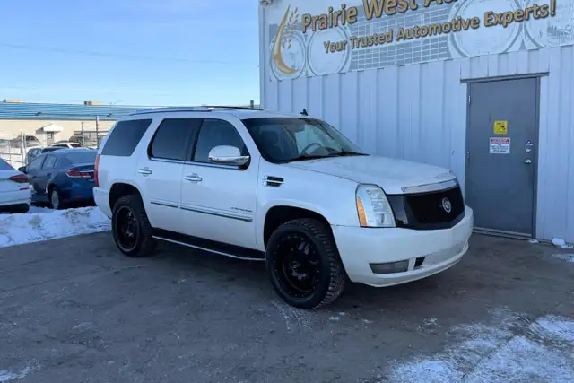 2011 Cadillac Escalade AWD 4dr Luxury - Photo 3