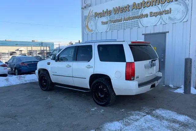 2011 Cadillac Escalade AWD 4dr Luxury - Photo 7