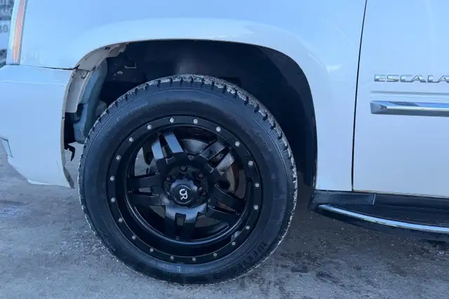 2011 Cadillac Escalade AWD 4dr Luxury - Photo 10