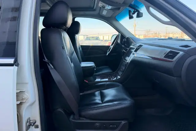 2011 Cadillac Escalade AWD 4dr Luxury - Photo 12