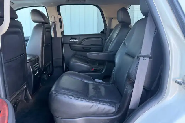 2011 Cadillac Escalade AWD 4dr Luxury - Photo 13