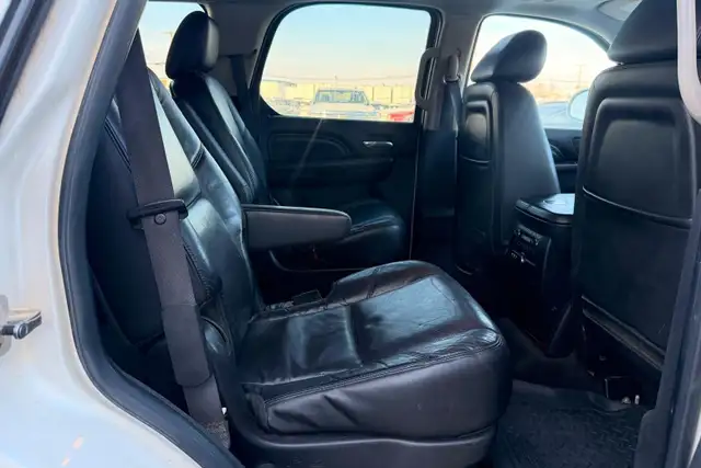 2011 Cadillac Escalade AWD 4dr Luxury - Photo 14