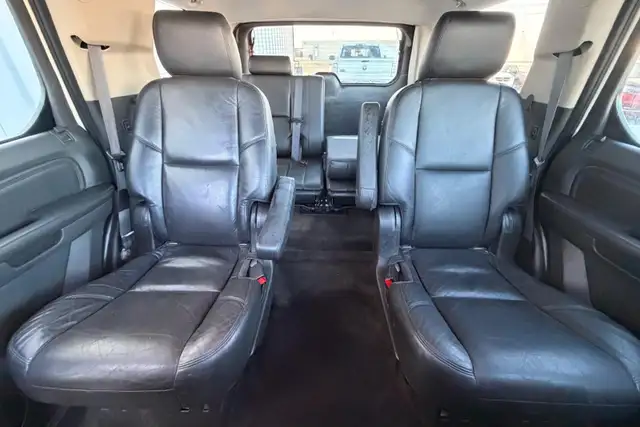 2011 Cadillac Escalade AWD 4dr Luxury - Photo 16