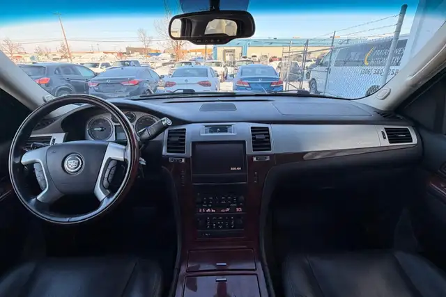 2011 Cadillac Escalade AWD 4dr Luxury - Photo 17