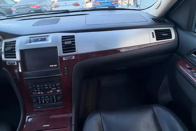 2011 Cadillac Escalade AWD 4dr Luxury - Photo 19