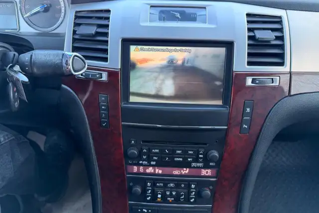 2011 Cadillac Escalade AWD 4dr Luxury - Photo 21