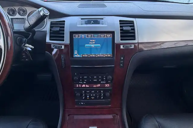 2011 Cadillac Escalade AWD 4dr Luxury - Photo 22