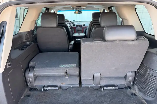 2011 Cadillac Escalade AWD 4dr Luxury - Photo 23