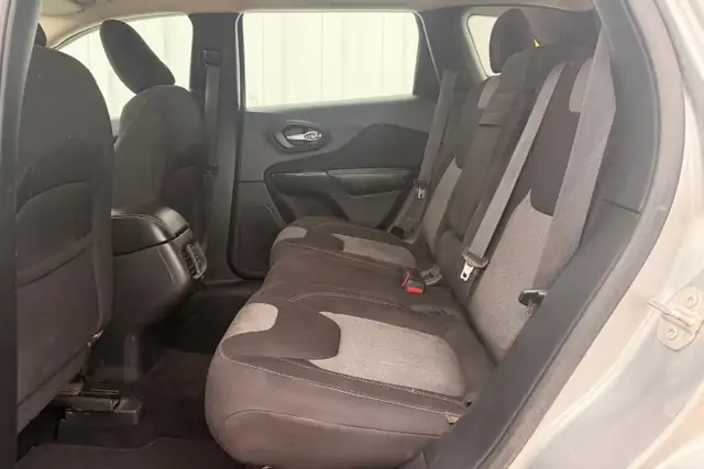 2016 Jeep Cherokee FWD 4dr Sport - Photo 13