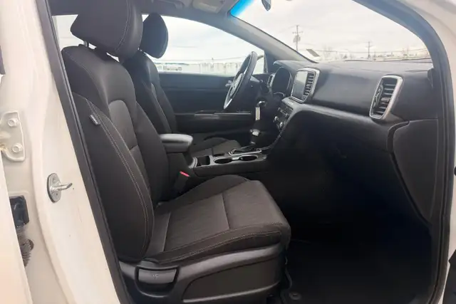 2022 Kia Sportage LX AWD - Photo 10