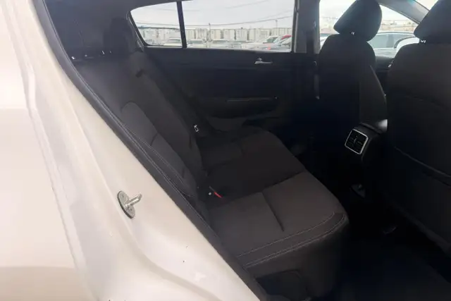 2022 Kia Sportage LX AWD - Photo 13