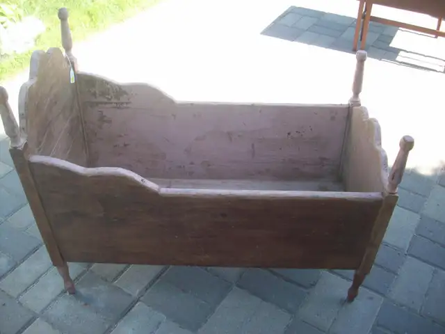 LIT DE BÉBÉ ANTIQUE