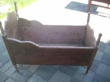 LIT DE BÉBÉ ANTIQUE