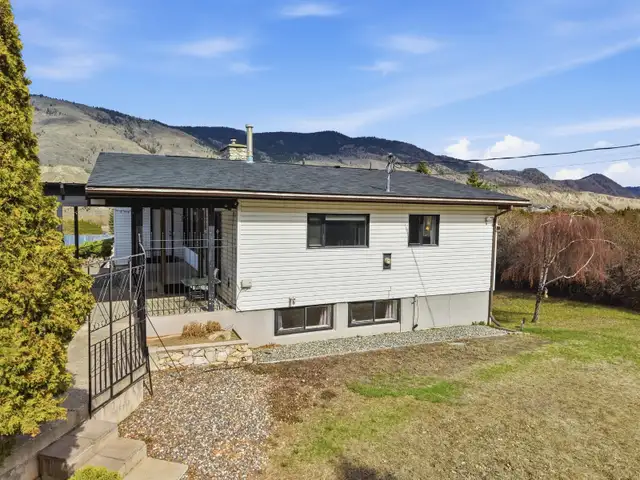 BEAUTIFUL HOME IN VALLEYVIEW WITH PANORAMIC MOUNTAIN VIEWS! - Photo 2