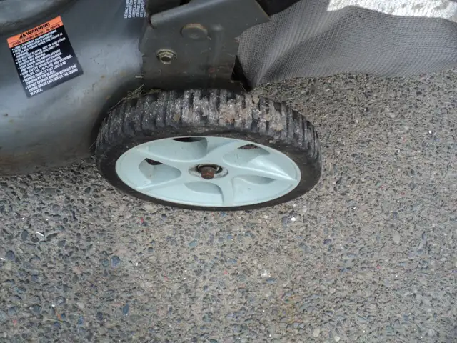 6.75 HP Briggs & Stratton w/ BAG & HIGH REAR WHEELS (Calls Only) - Photo 3