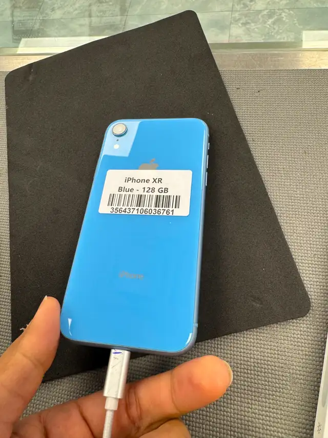Unlocked Apple Iphone XR with 1 year warranty - Photo 2