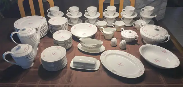 Ensemble de Vaisselles Antique Fine China Château Rose