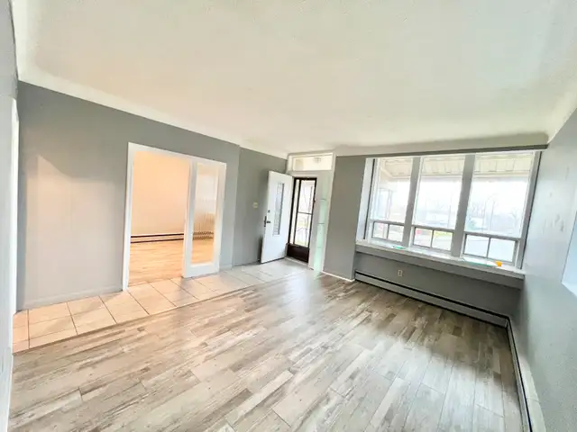 2 BED   1 BATH UNIT IN THOROLD - Photo 2