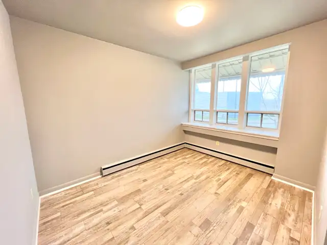 2 BED   1 BATH UNIT IN THOROLD - Photo 7