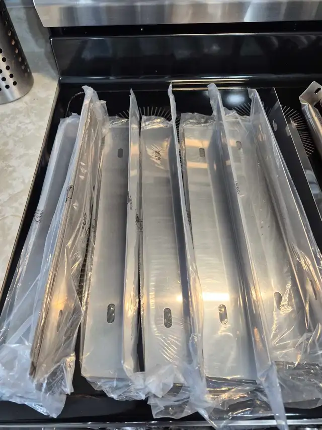 BBQ burner and heat shield