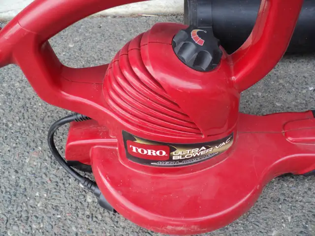 Red Toro Blower/ Vaccum with ATTACHMENTS ~ CALLS ONLY - Photo 2