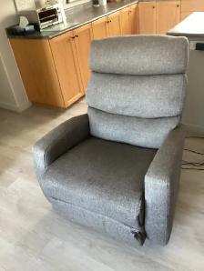 Electric powered Reclining Chair in excellent condition - Photo 2