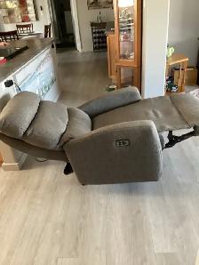 Electric powered Reclining Chair in excellent condition - Photo 7