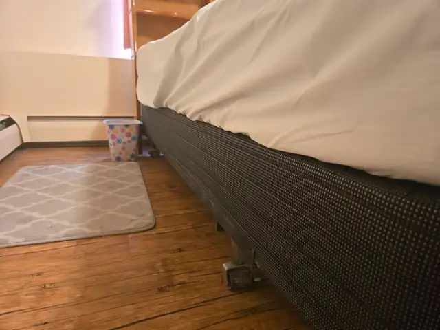 Free queen bed - Photo 2